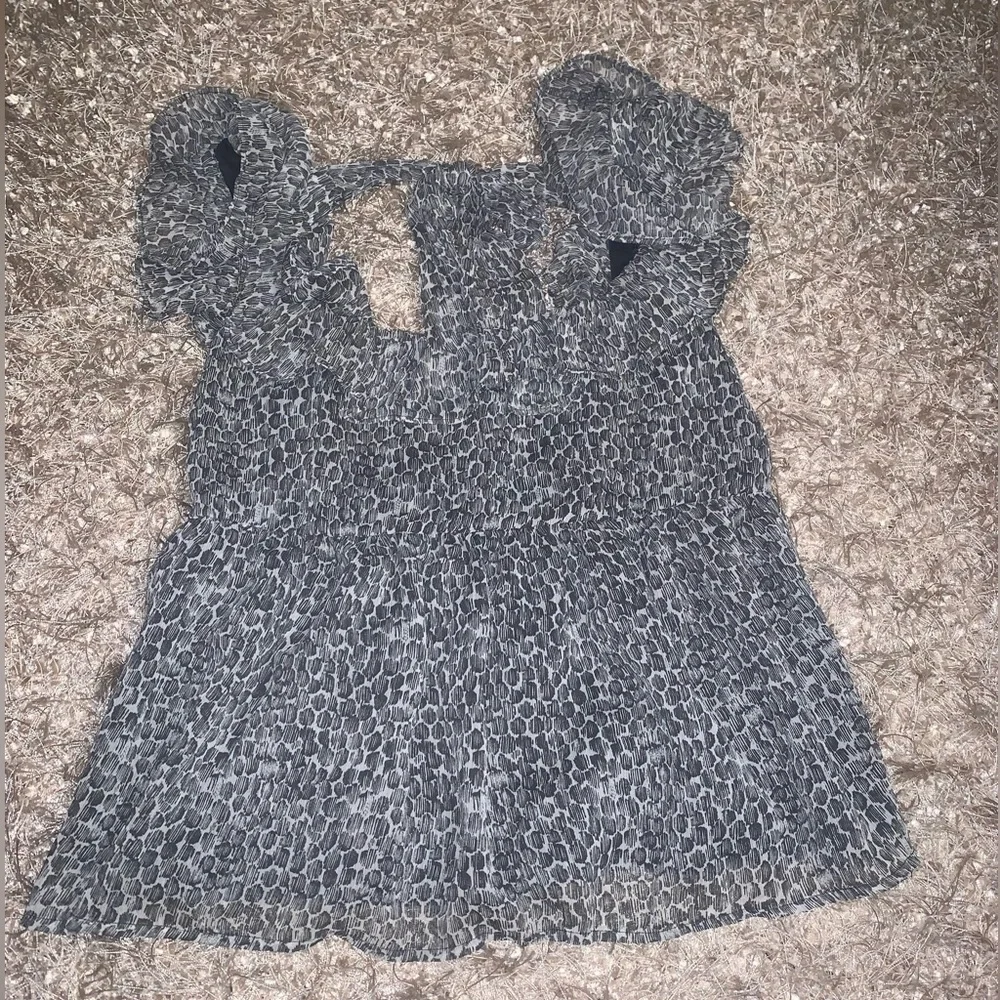 Banana Republic Ruffle Blouse - sz M - NWOT - Picture 10 of 11